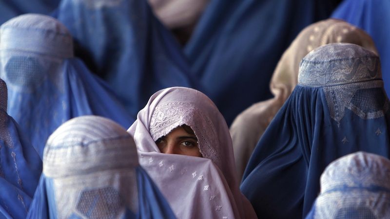Tálibán: Afghánky mohou bez mužů cestovat jen do 72 kilometrů